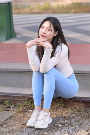 搞得小穴流出白浆