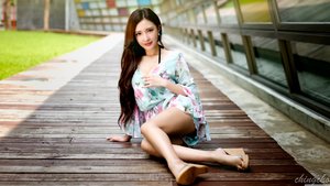 老婆真空出门被别人撞了怎么办