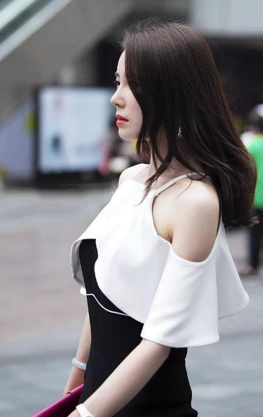 吃洋肠吃得津津有味