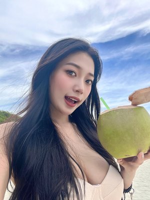 美女脱了衣服露出白白嫩嫩胸