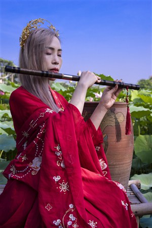 漂亮娇妻被3p高潮自拍视频