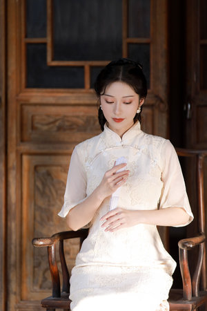 这瓶红酒是给你下面的