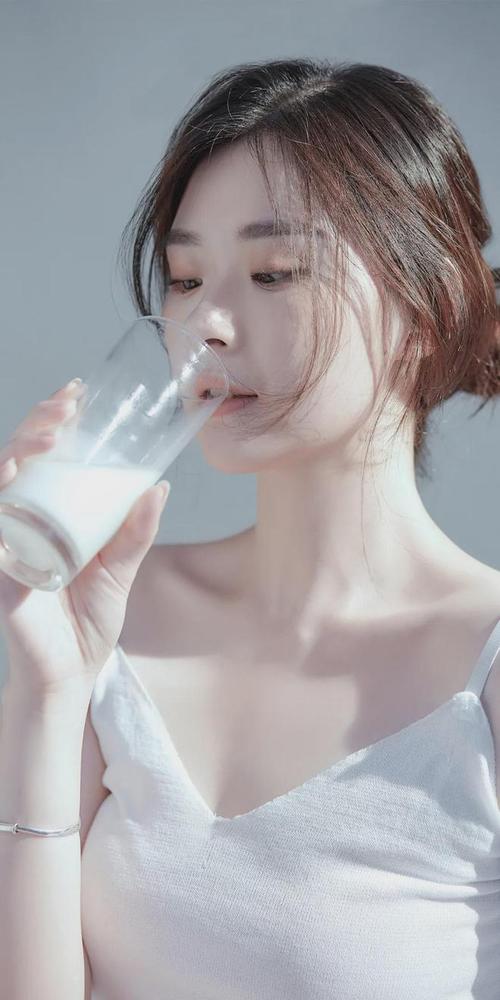 穿黑色内衣的女人