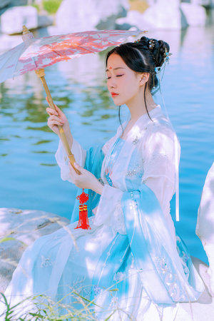 女子胸太大撑爆衣服