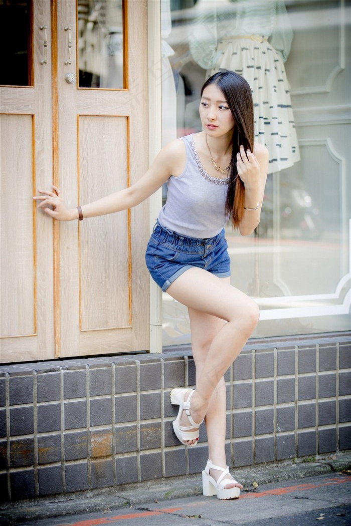 扒开女人内裤边吃奶边摸