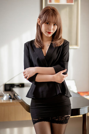 小杰后车座抱着妈妈去姥姥家搬家