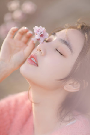 美女扒开尿口让男生添动态图