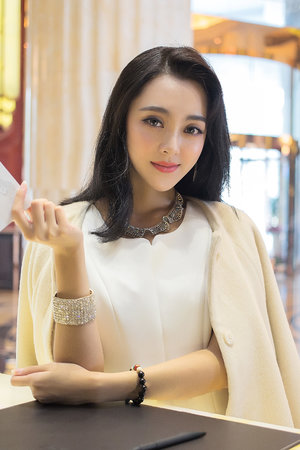 美国女子趴着打屁股打红