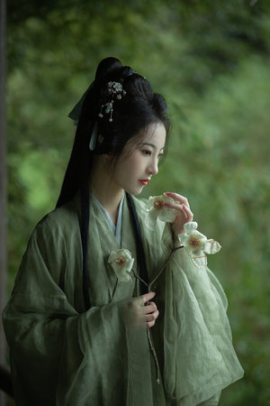 公园绿荫道上的大胆露出