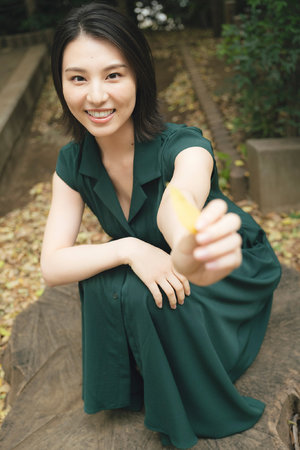 公交车里抓着摇曳的手环白月