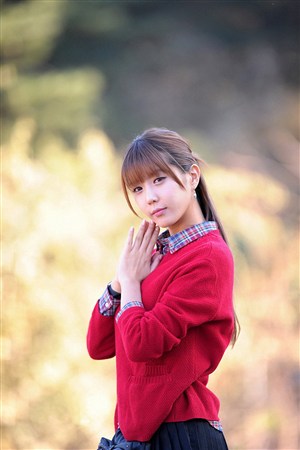 女生趴开双脚让男生免费诵