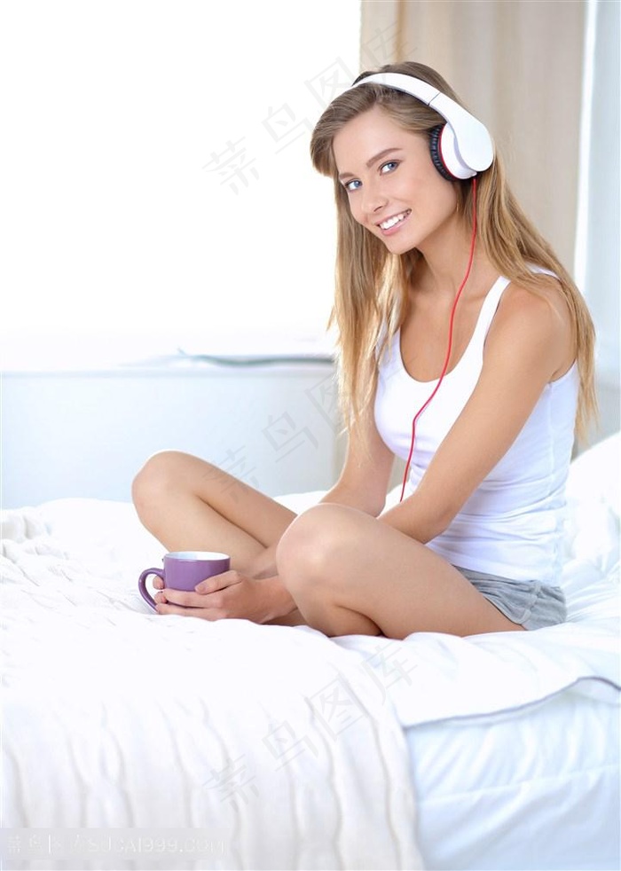 年轻的母亲穿蓝衣服的是谁