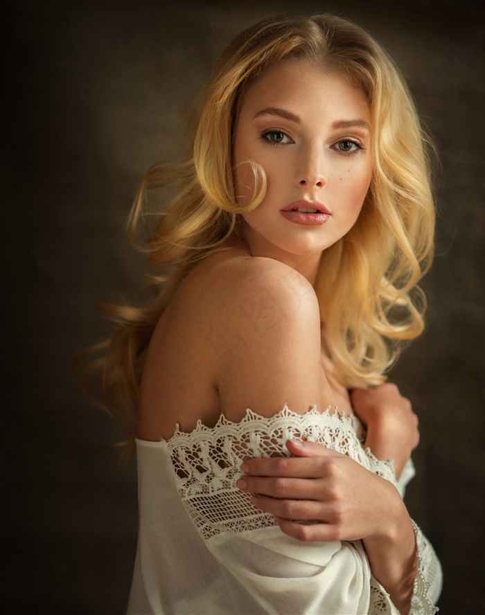 漂亮女孩找来男友助阵直播