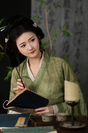 摸头这个动作很亲密吗