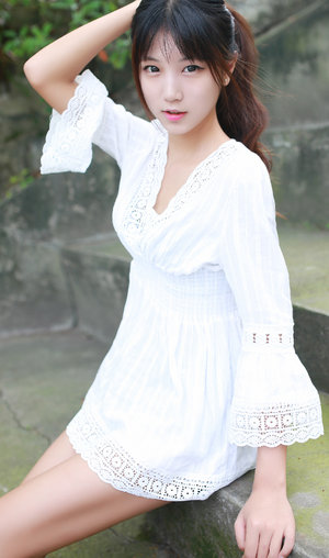 女生迈开腿和男生扑克的区别