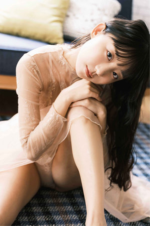 雷电将军把乳液喂给八重神子图