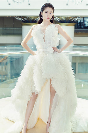 凌乱的公交车小镇